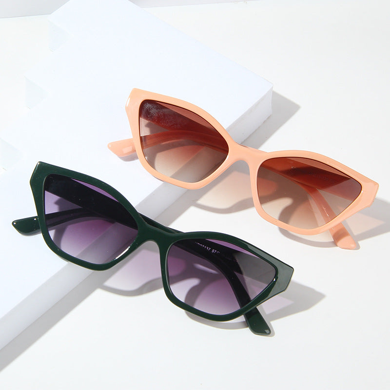 Venta al por mayor Gafas de sol de PC de ojo de gato de marco pequeño